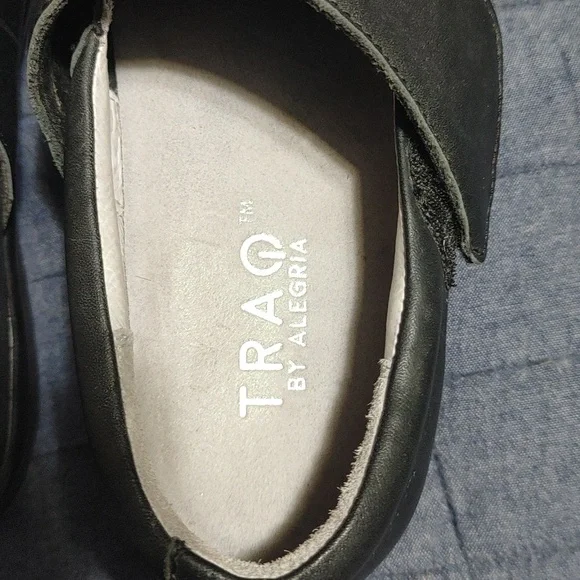 Women's Traq work clogs. Black leather. Slip resistant non marking bottom. - Picture 2 of 4